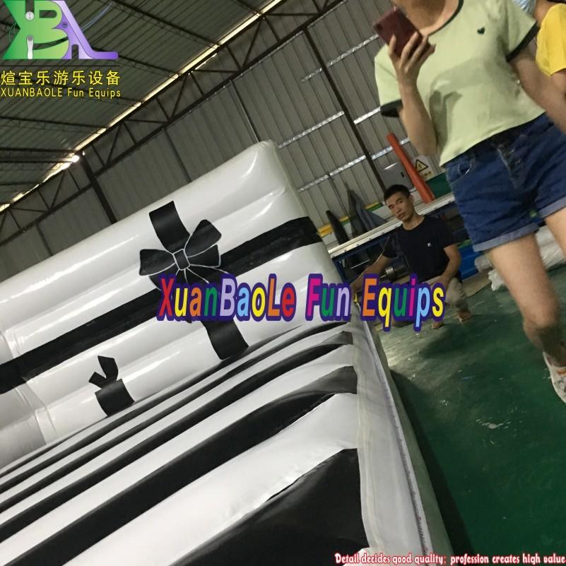 Customized White Airtight Inflatable Gift Box Jumping Castle Blow Up Bouncer For Party Or Restaurant